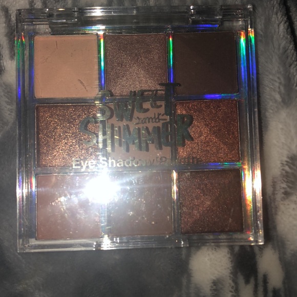 A set of 2 makeup shadow palettes - Revolution - Picture 5 of 8